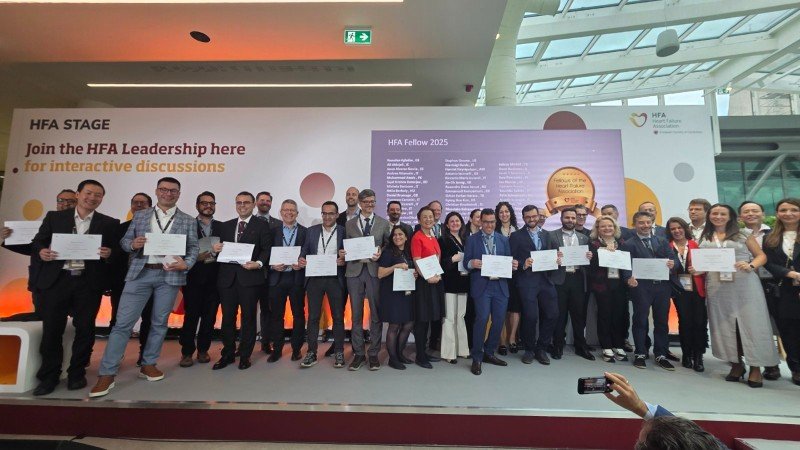 Trenutak uručenja FHA titule dr. Milanu Gluhoviću na HFA Kongresu u Beogradu