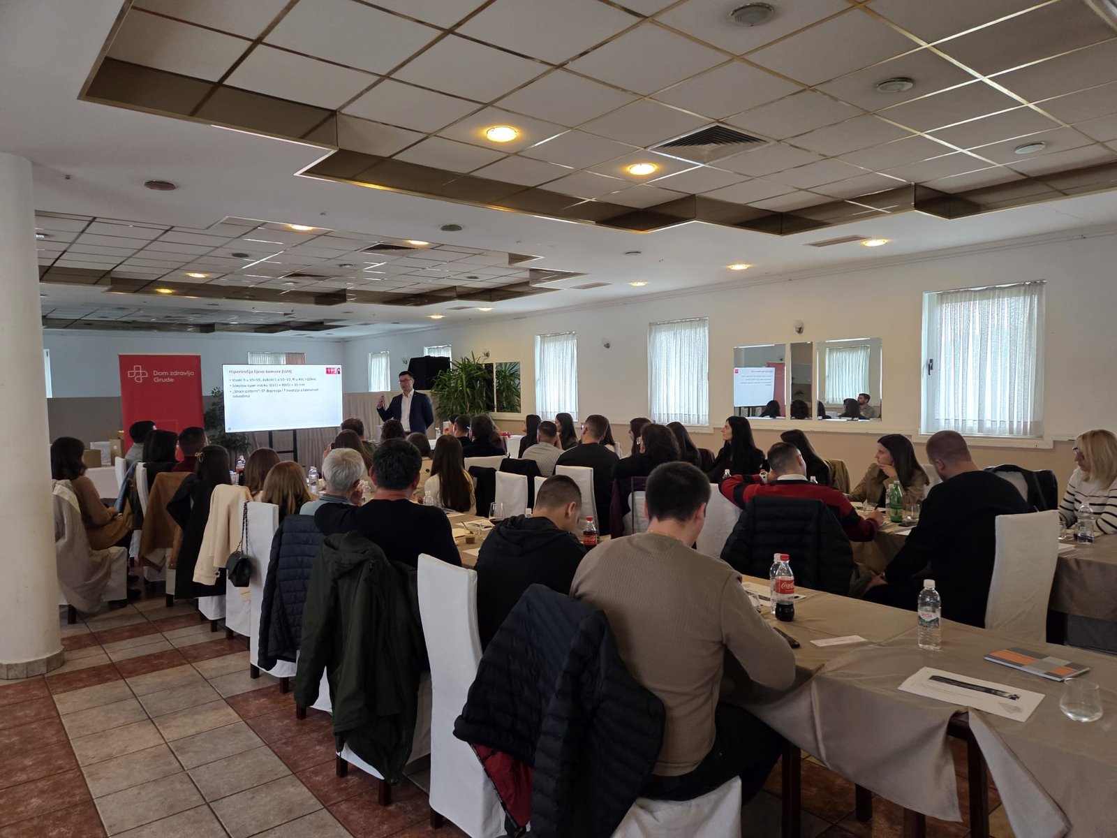 Polaznici škole ehokardiografije DZ škole prate predavanje